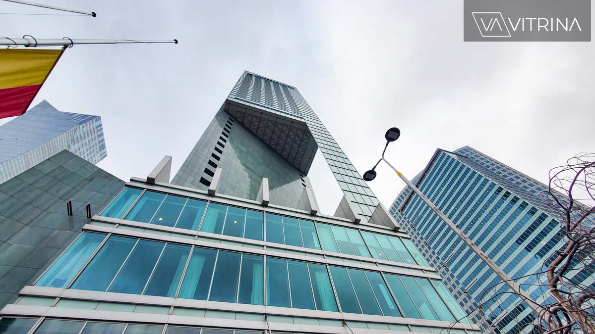 Для чего нужна дыра в небоскребе InterContinental в Варшаве?