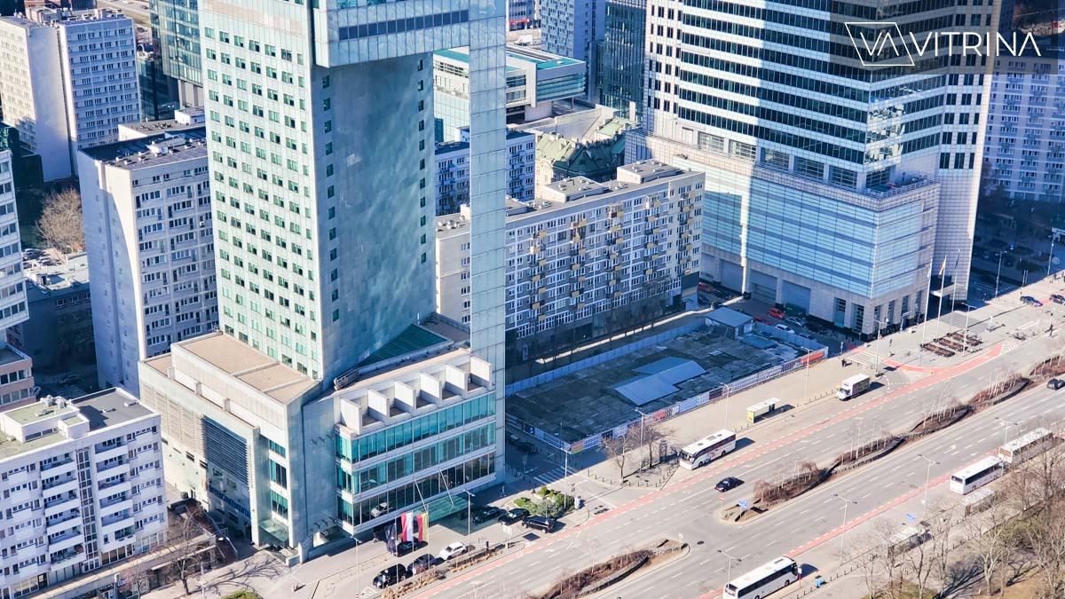 Для чего нужна дыра в небоскребе InterContinental в Варшаве?