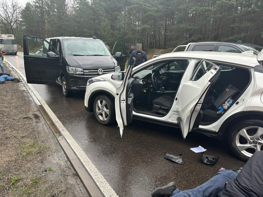 Участники банды надевали резиновые лица и угоняли авто в 