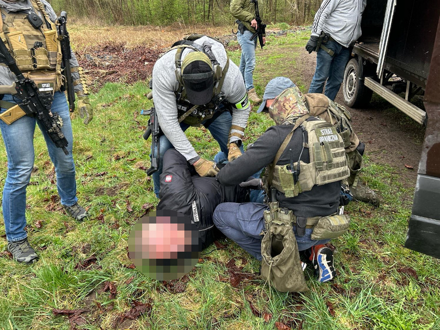 Участники банды надевали резиновые лица и угоняли авто в 