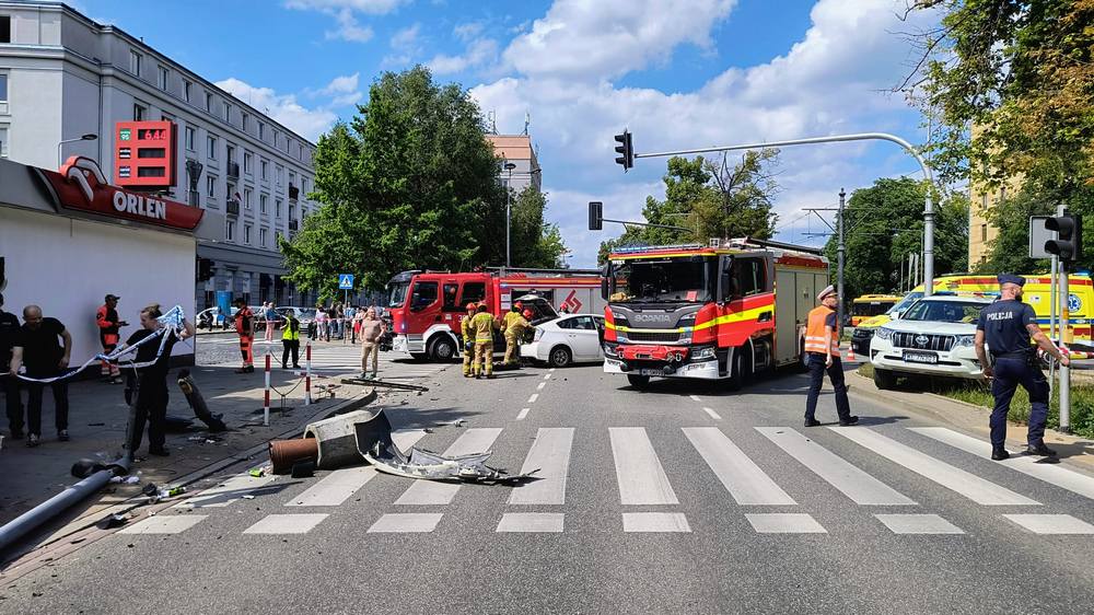 В Варшаве иностранец устроил серьезную аварию: BMW въехала в толпу людей и перевернулась. Пострадали 5 человек