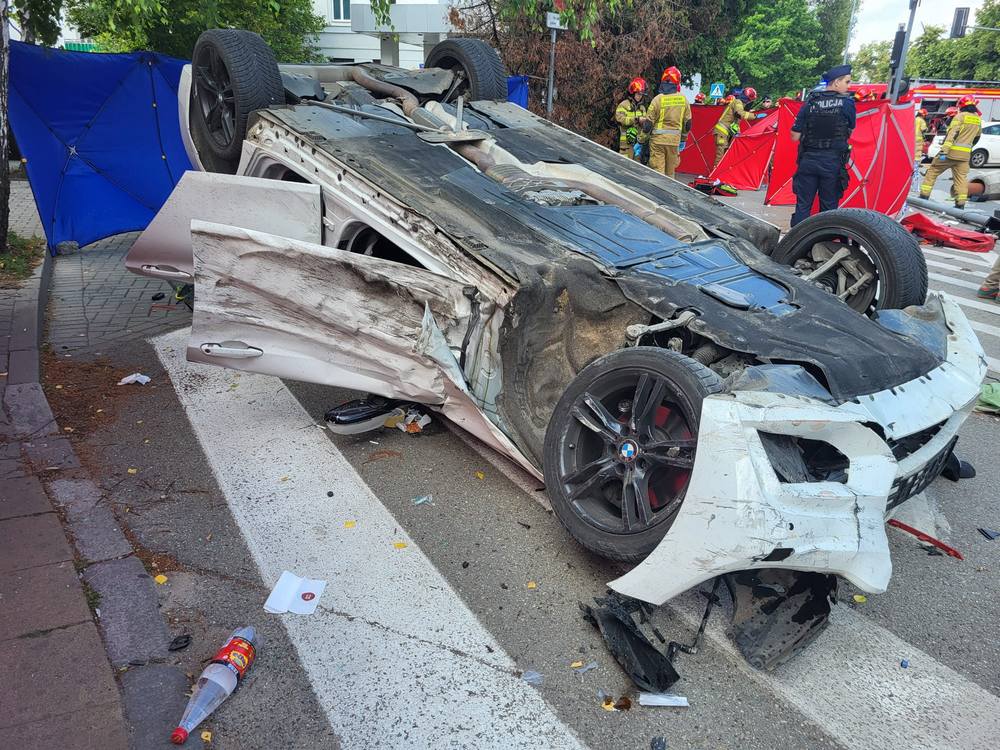 В Варшаве иностранец устроил серьезную аварию: BMW въехала в толпу людей и перевернулась. Пострадали 5 человек