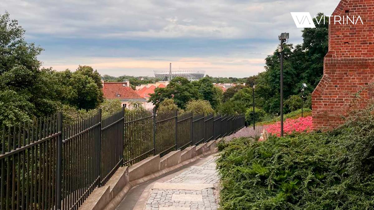 Секретный дворик в костеле Святой Анны в Варшаве
