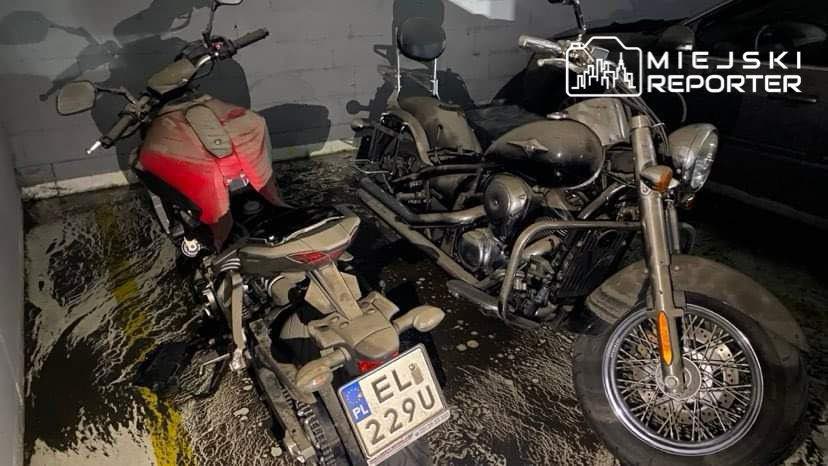 Затопленный паркинг и автомобили в Варшаве