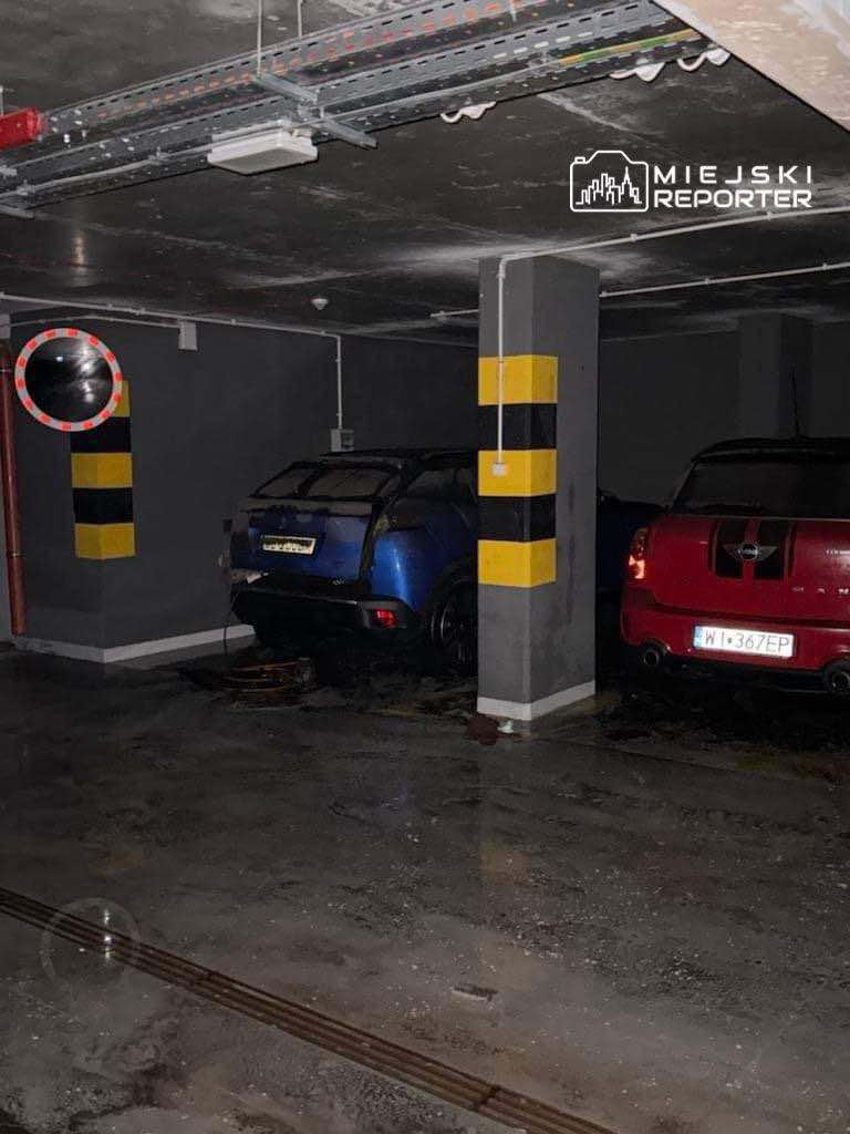 Затопленный паркинг и автомобили в Варшаве