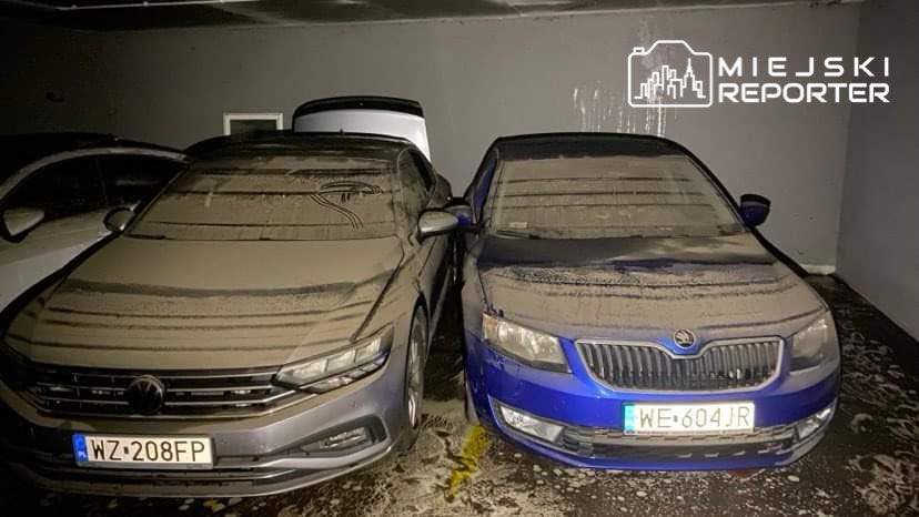 Затопленный паркинг и автомобили в Варшаве