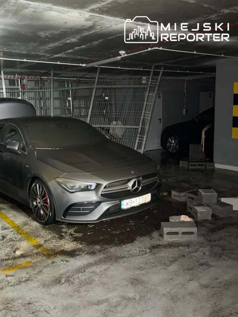 Затопленный паркинг и автомобили в Варшаве