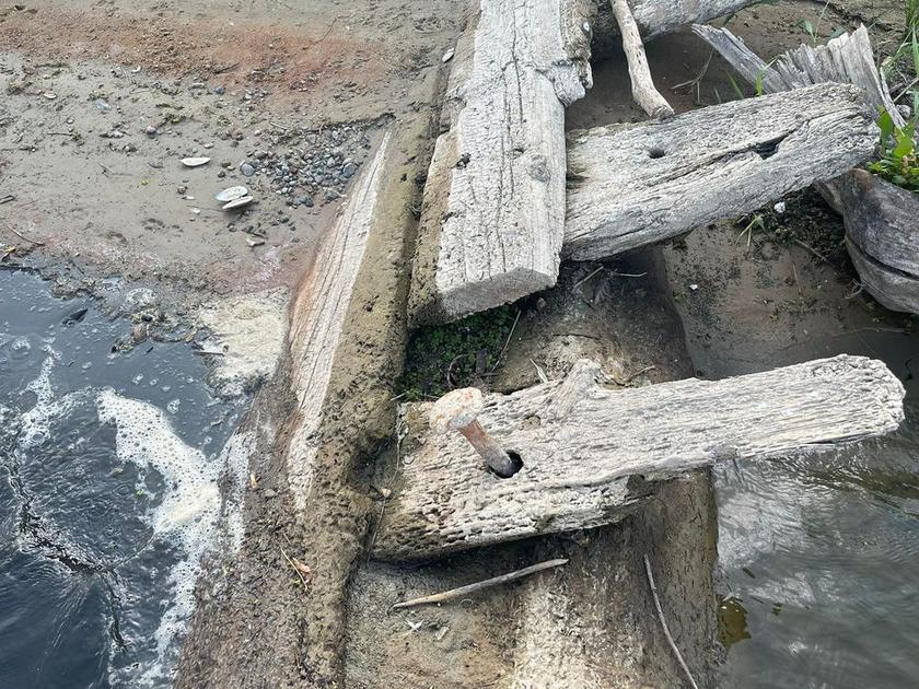 Находа старой лодки в водах Вислы возле Варшавы