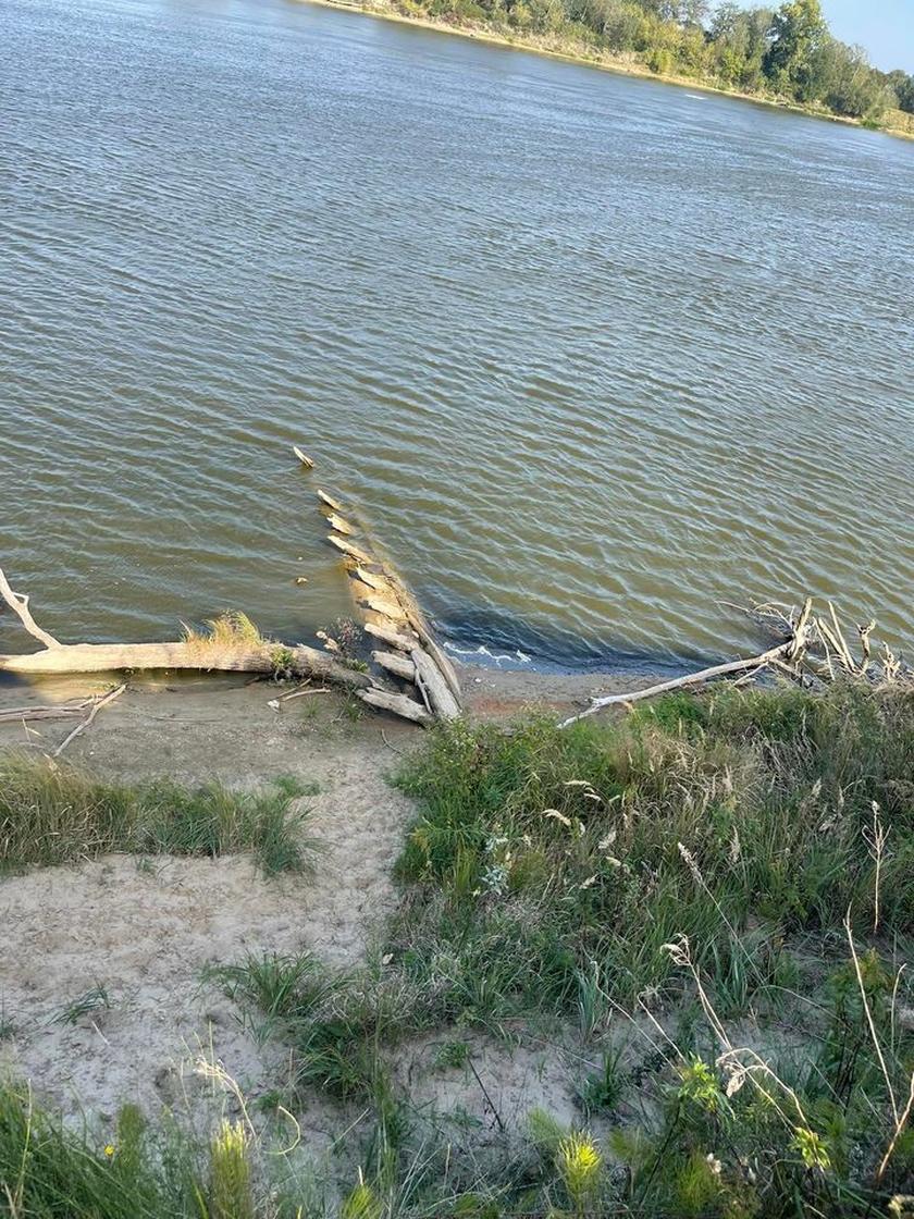 Находа старой лодки в водах Вислы возле Варшавы