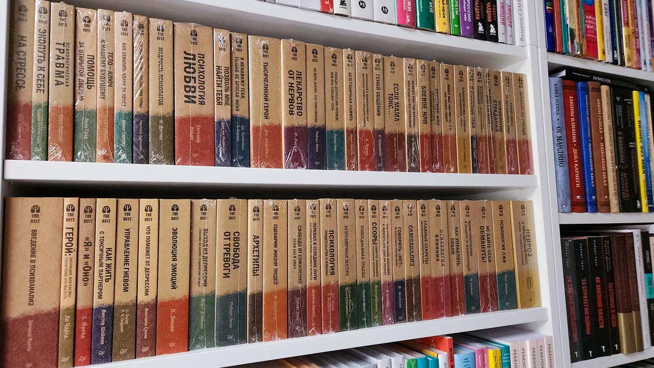 Полки с классикой и современной литературой в КнижкинДоме Варшава