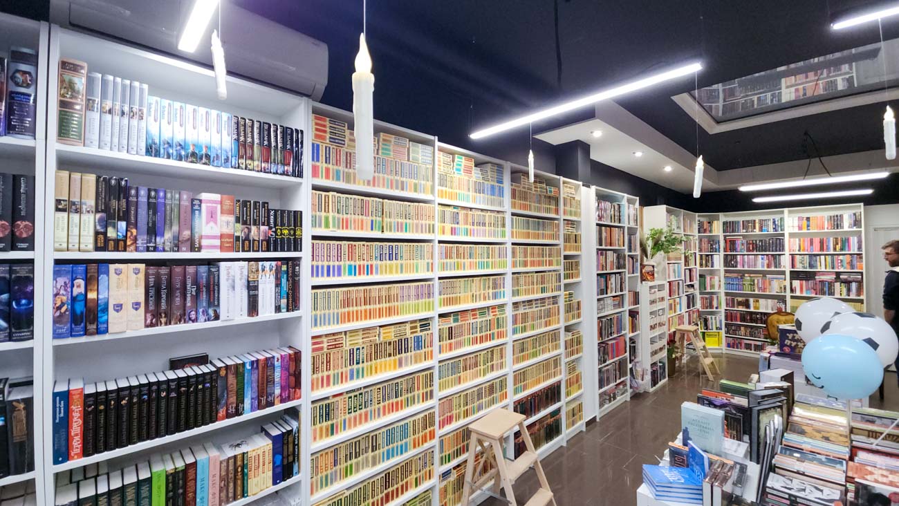 Настольные игры и литература для подростков в КнижкинДоме Варшава