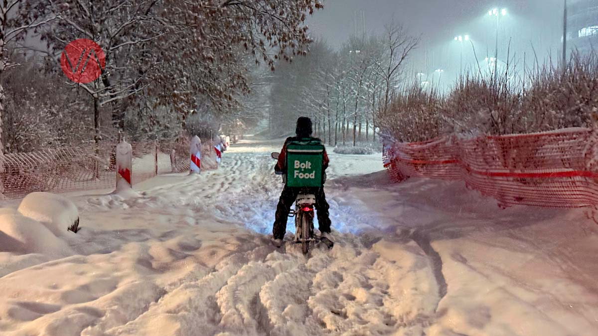 Курьер на снегу в Варшаве в мороз