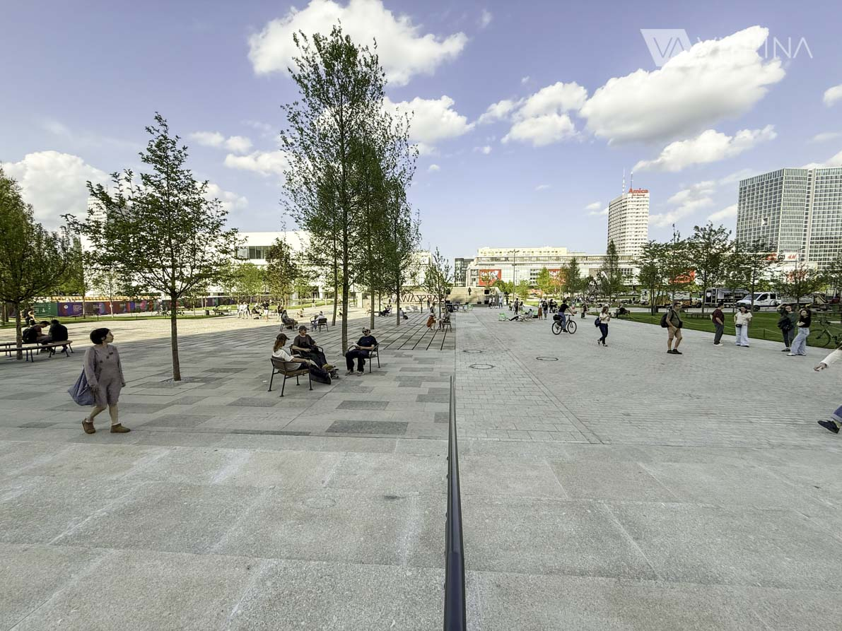 Площадь напротив Дворца культуры и науки открыли после долгожданного ремонта