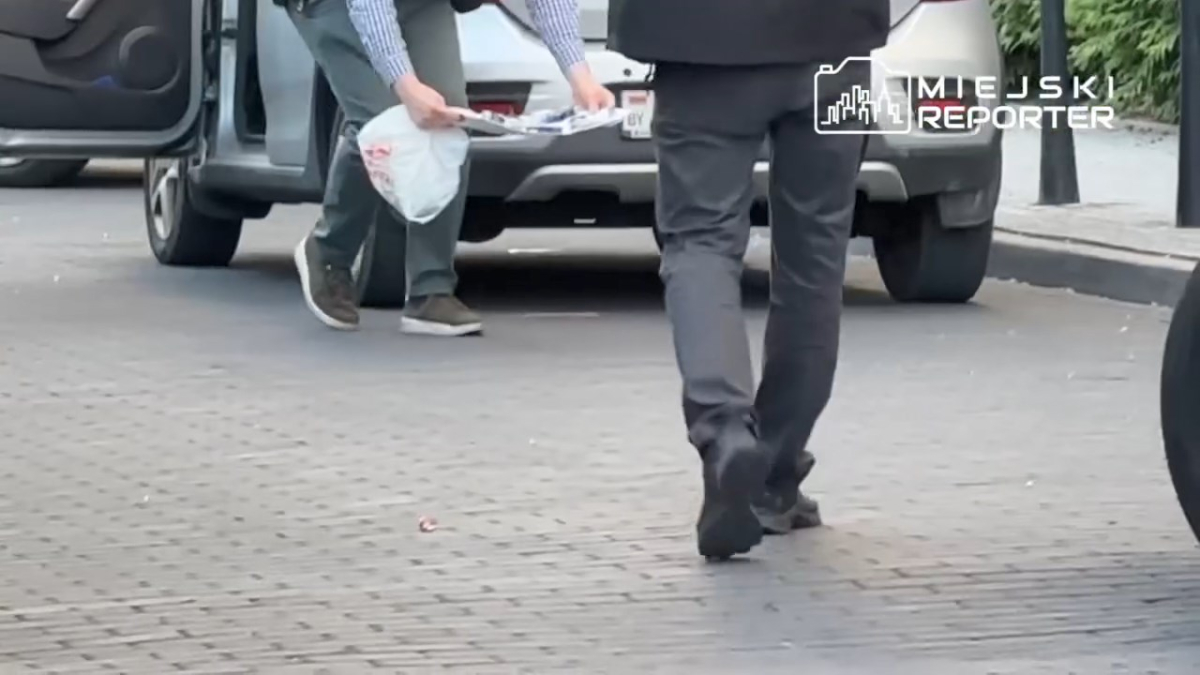 В Варшаве спецслужбы обыскивают автомобиль беларуса: для этого оцепили улицу