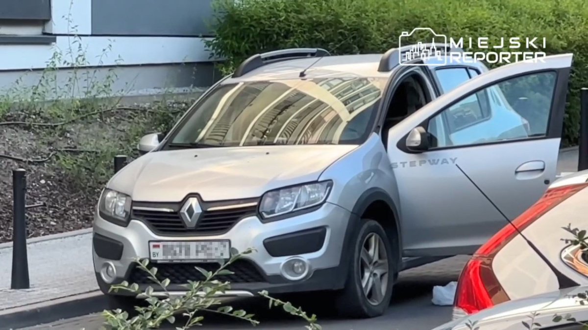 В Варшаве спецслужбы обыскивают автомобиль беларуса: для этого оцепили улицу