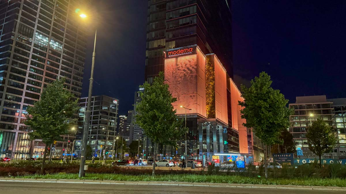 Warsaw UNITs Dragon Skin - Небоскреб в Варшаве с кожей дракона