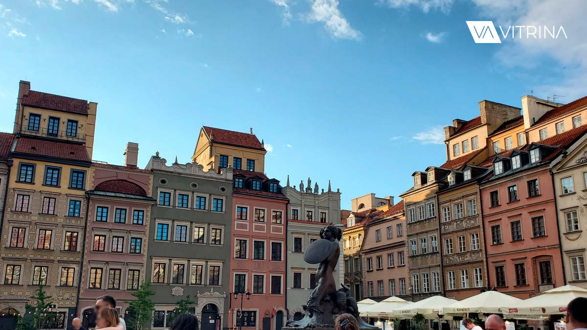 Ддомики стоят на крышах зданий на центральной площади Старого города в Варшаве