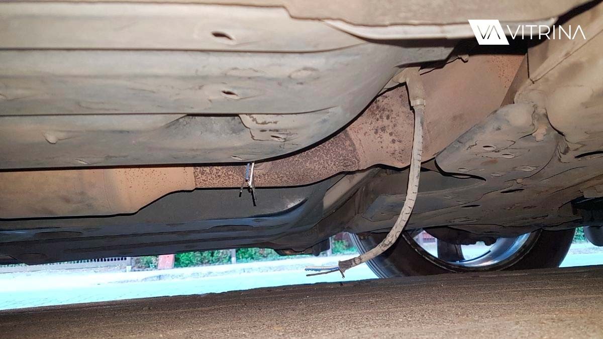 Вор из Варшавы бросил все оборудование и убежал его заметили, когда он снимал катализатор с авто