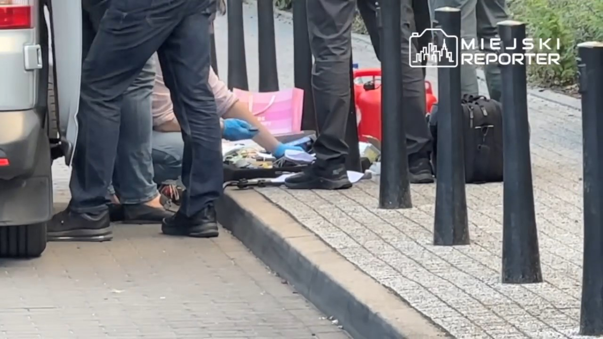 В Варшаве спецслужбы обыскивают автомобиль беларуса: для этого оцепили улицу
