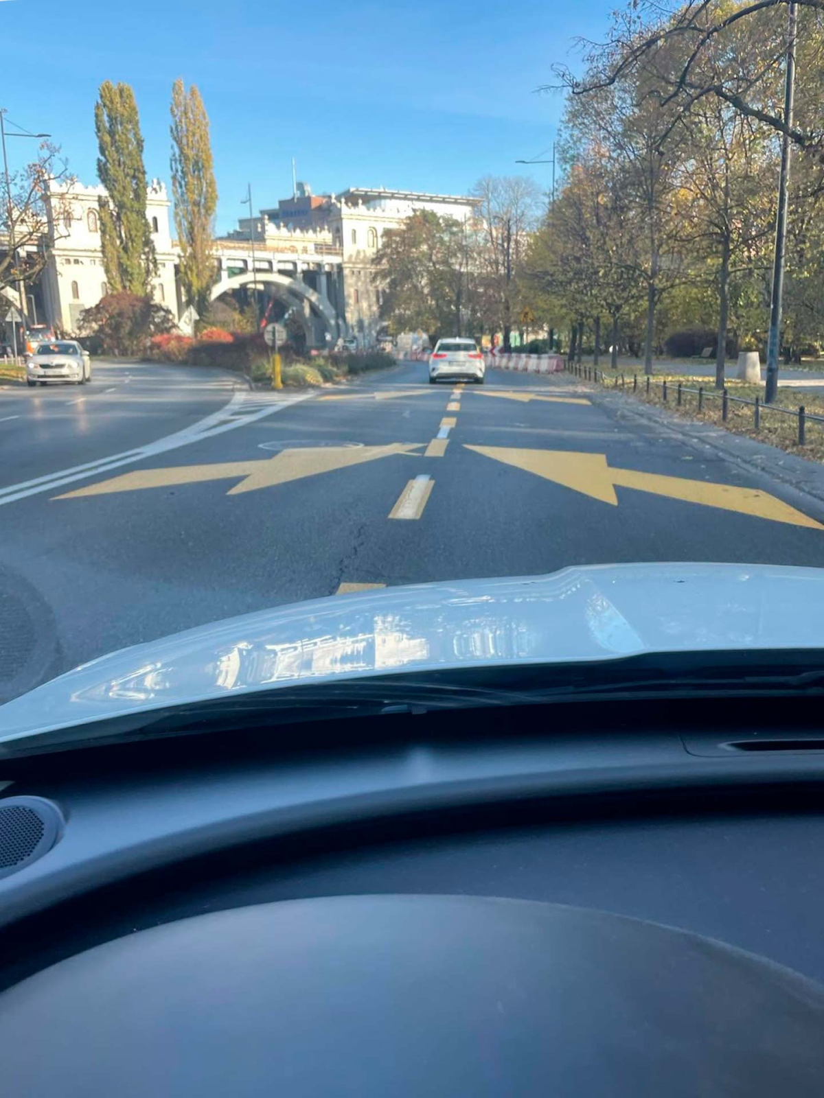 дорожная разметка на улице Kruczkowskiego в Варшаве