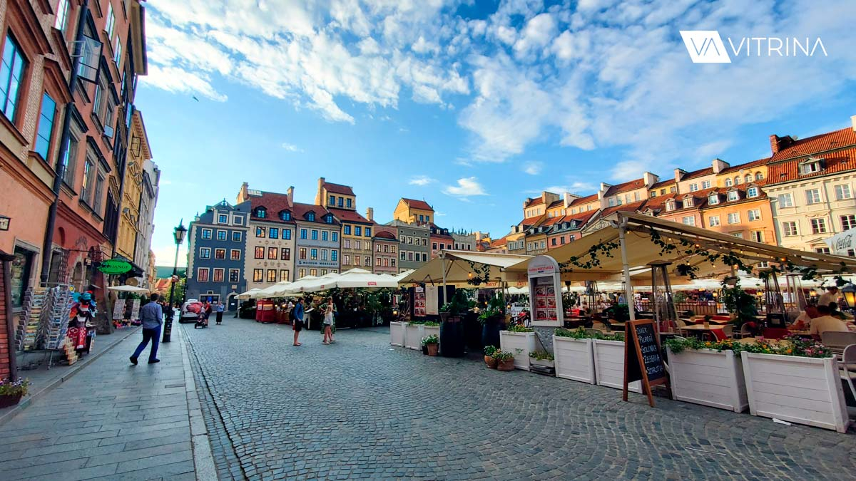 Ддомики стоят на крышах зданий на центральной площади Старого города в Варшаве